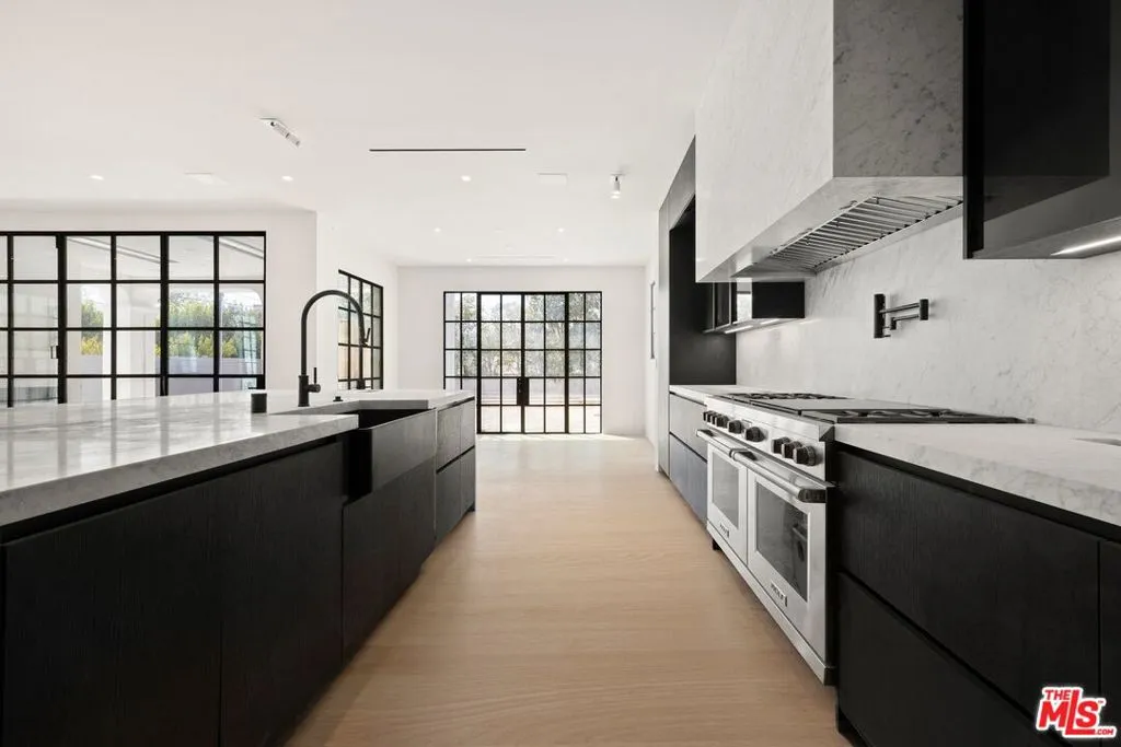 155 N Anita Avenue, Los Angeles, California 90049 home-pic-12
