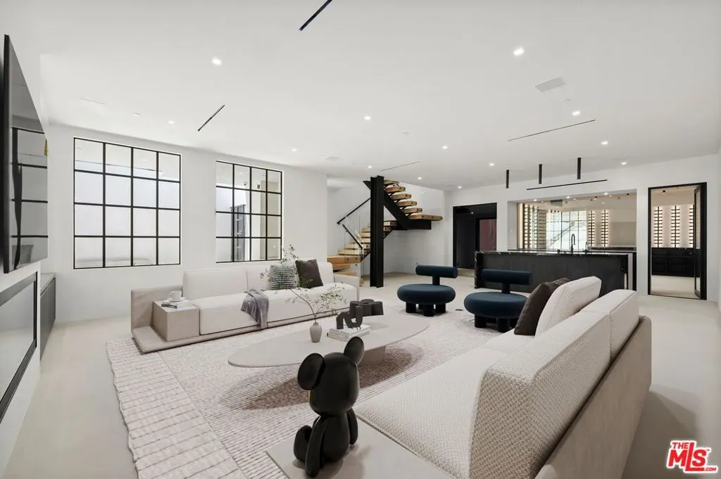 155 N Anita Avenue, Los Angeles, California 90049 home-pic-21