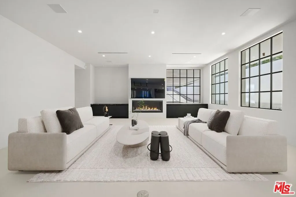 155 N Anita Avenue, Los Angeles, California 90049 home-pic-22