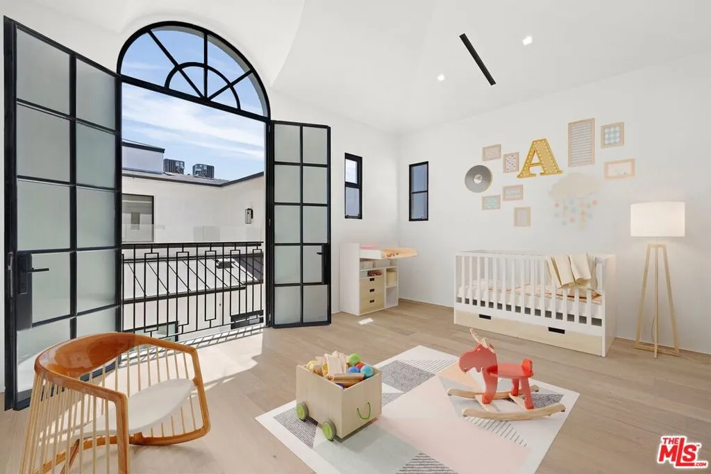 155 N Anita Avenue, Los Angeles, California 90049 home-pic-17