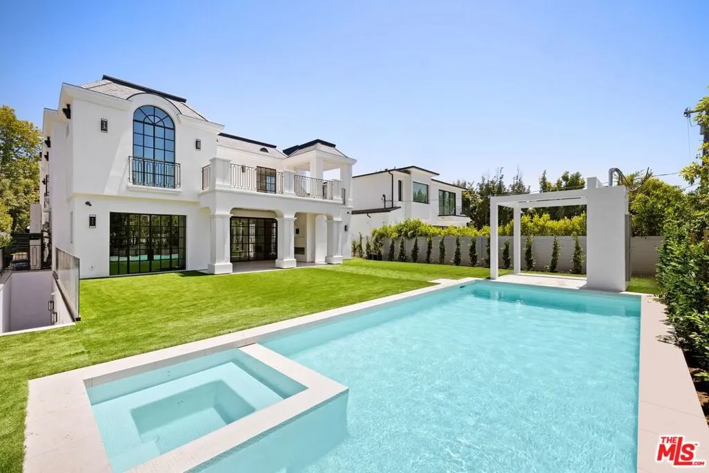 155 N Anita Avenue, Los Angeles, California 90049 home-pic-1
