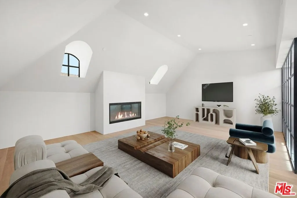 155 N Anita Avenue, Los Angeles, California 90049 home-pic-19