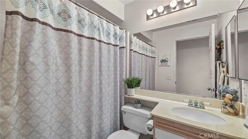 2nd bathroom with full shower and tub