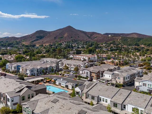 122 Red Brick Drive 3, Simi Valley, California 93065