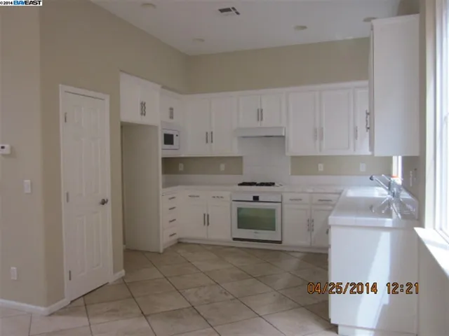 Spacious gourmet kitchen with new appliances!