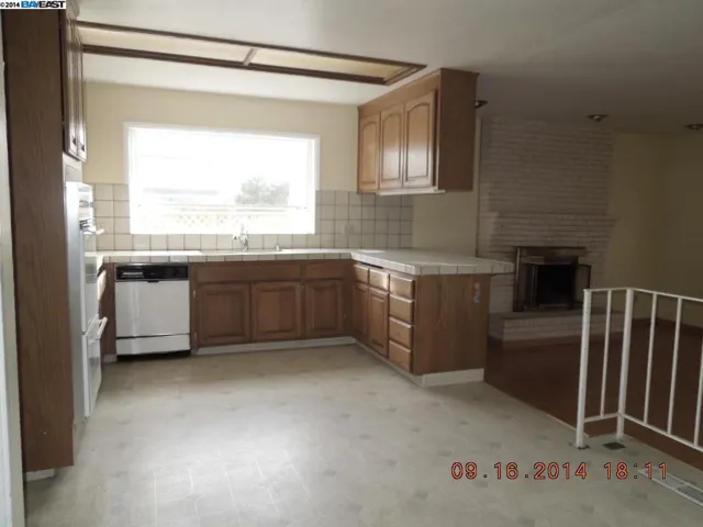 5199 Pinecrest Dr, Oakland, California 94605-3810