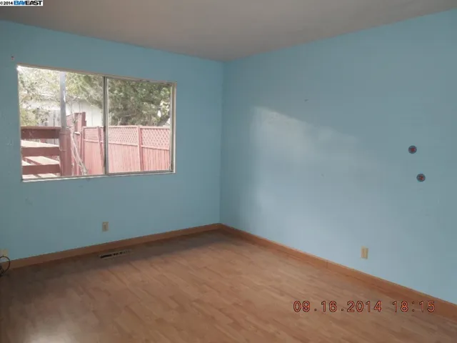 5199 Pinecrest Dr, Oakland, California 94605-3810