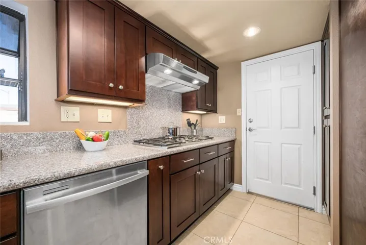 5-burner gas stovetop.  Direct garage door access.