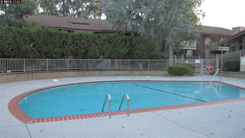 100 Kinross Dr 32, Walnut Creek, California 94598-2104