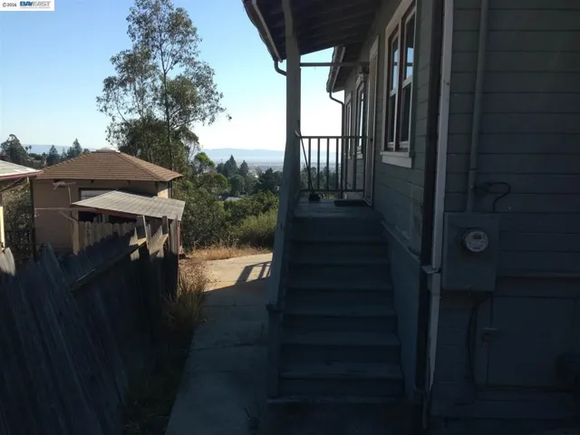 7201 Altura Place, Oakland, California 94605