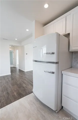 "Big Chill" new, retro style appliances throughout