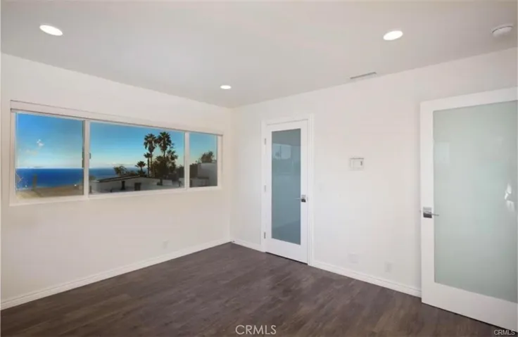Second bedroom w/ walk-in closet