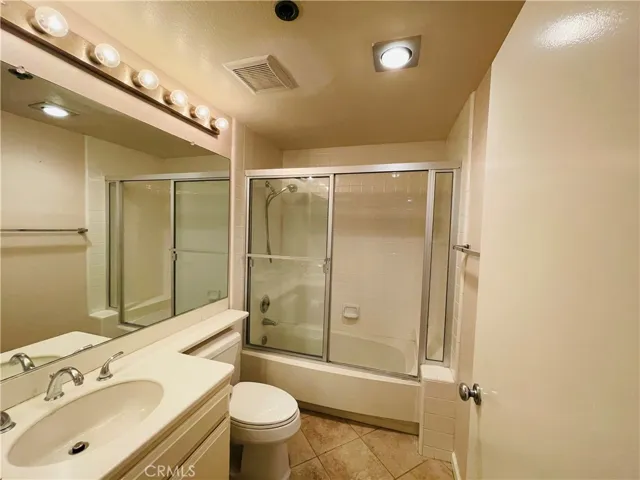 Guest Bathroom with Tub/Shower Combination