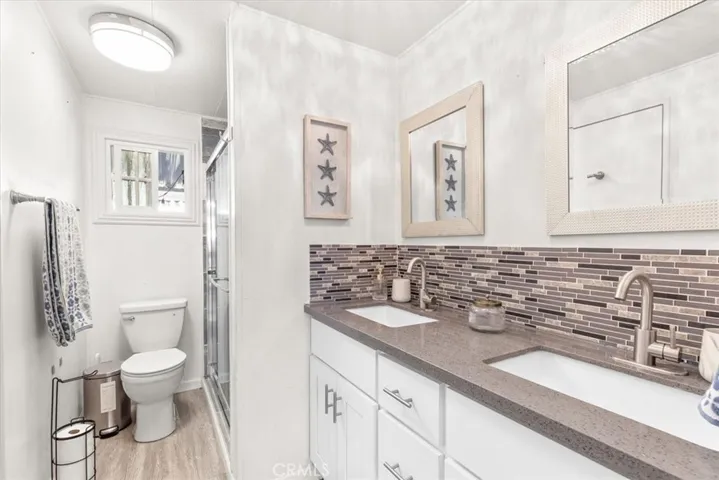 2nd bathroom double sinks with shower/tub