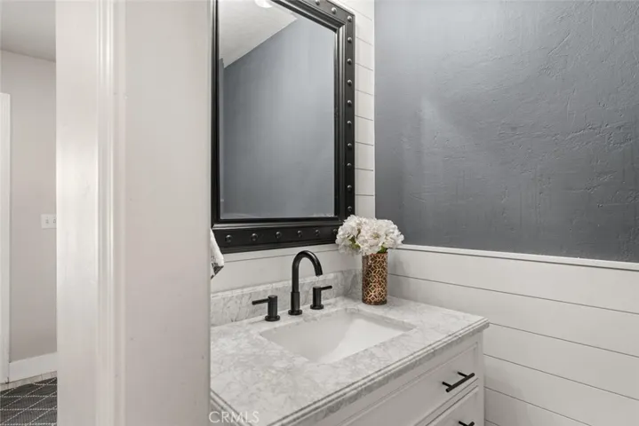 Main floor 1/2 bathroom