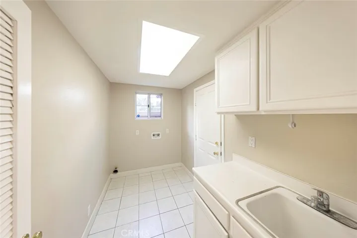 Inside Laundry- Direct garage access