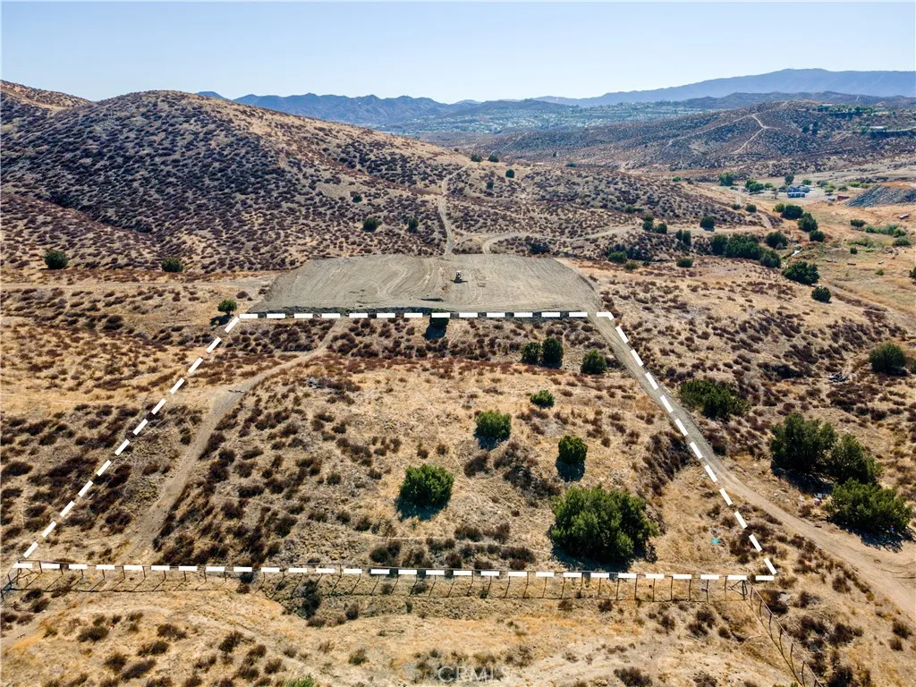 ESTIMATED LOT LINES: The lot lines depicted in this image are approximate and should not be relied upon for legal purposes. For precise boundaries, a professional survey is recommended.