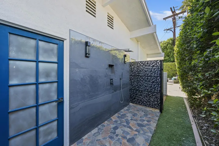 59-Outdoor Shower