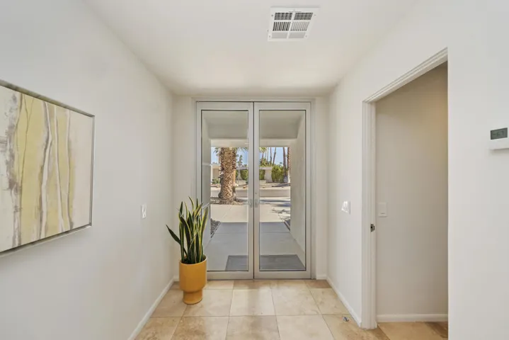 16-Foyer