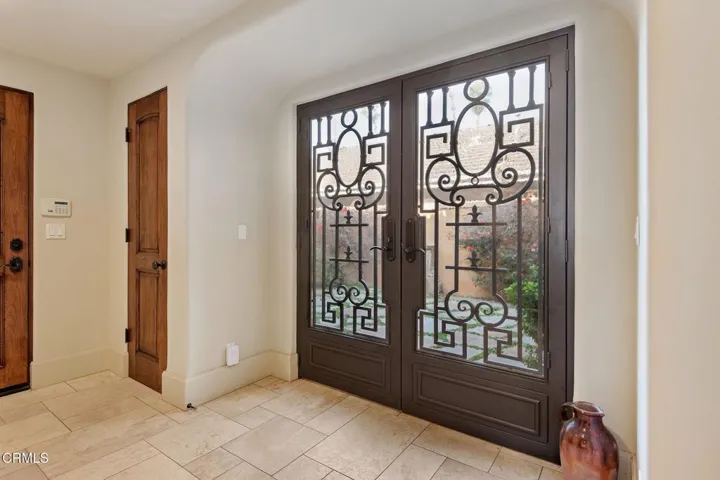 6-web-or-mls-06 - Foyer