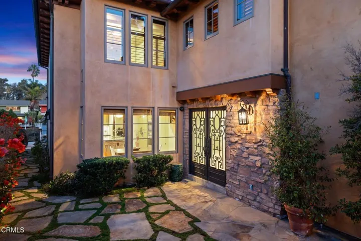 56-web-or-mls-04 - Courtyard (twilight)