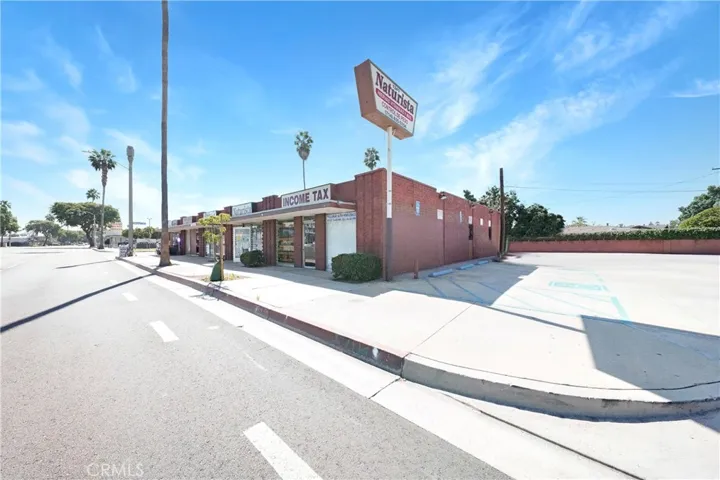 Storefronts are on the West-side of Anaheim Blvd.