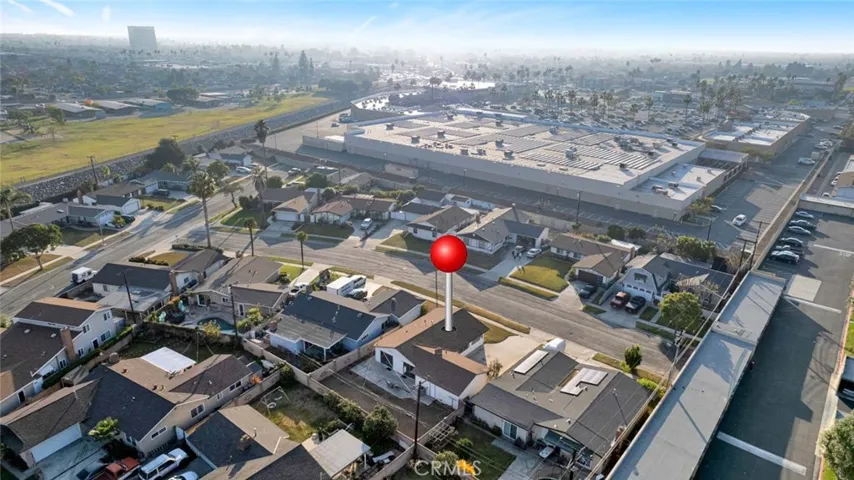 Elementary school and shopping center are in the vicinity