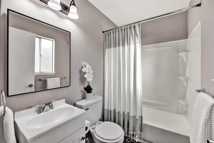 Second full bathroom adjoining main bedroom