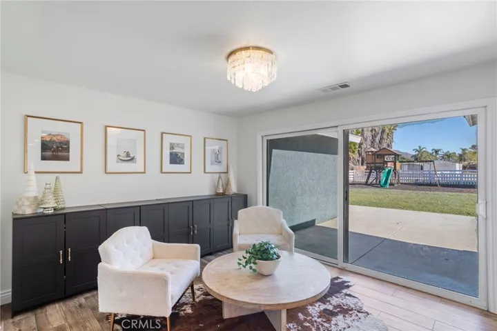 Oversized slider in the dining room