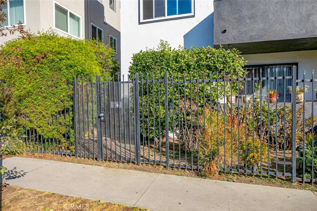 1748 N Kenmore Avenue 203, Los Angeles, California 90027 home-pic-2