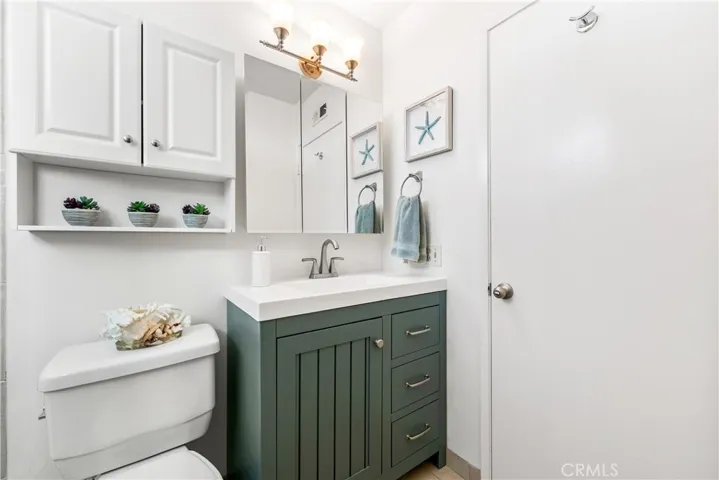 upstairs bathroom attached to bedroom 4