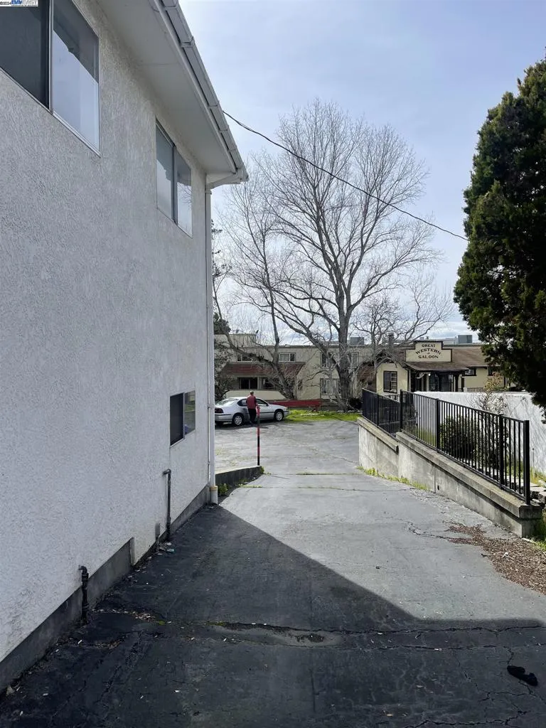 1556 E St, Hayward, California 94541 home-pic-19