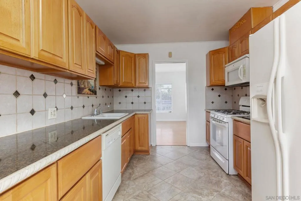 228 E 15th Ave, Escondido, California 92025 home-pic-4