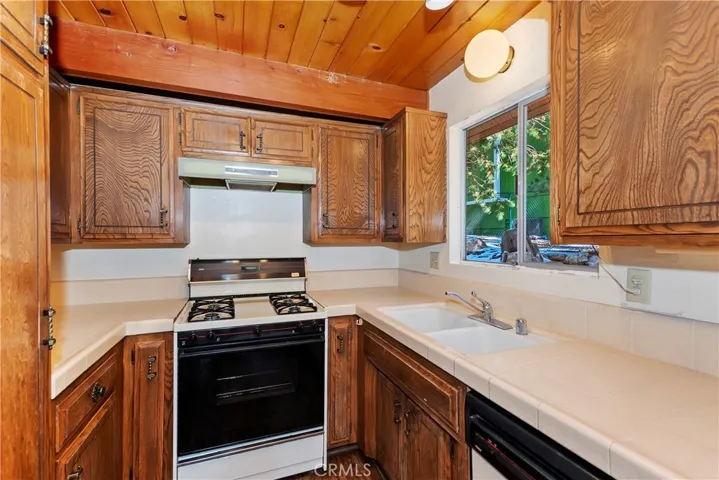 507 Pioneer Road, Lake Arrowhead, California 92352