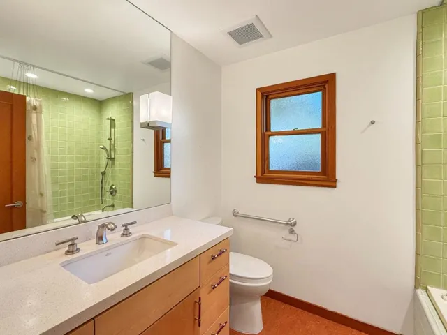 Hall Bath With Tub (Bath 2)