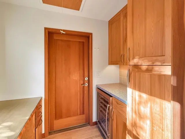Butler's Pantry - To 2 Car Garage