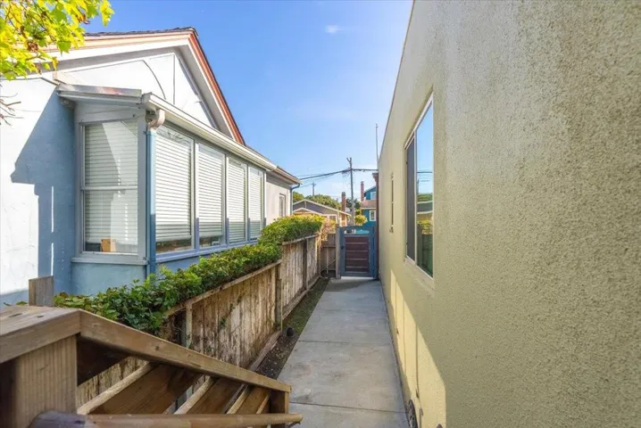Side yard--good dog run