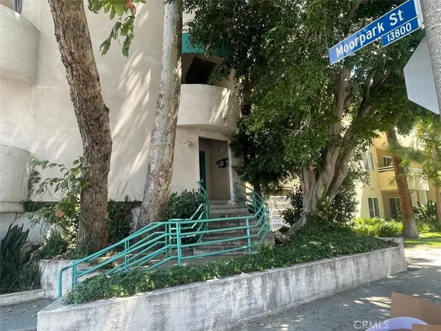 13718 Moorpark Street, Sherman Oaks, California 91423