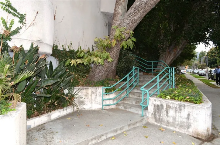 13718 Moorpark Street, Sherman Oaks, California 91423