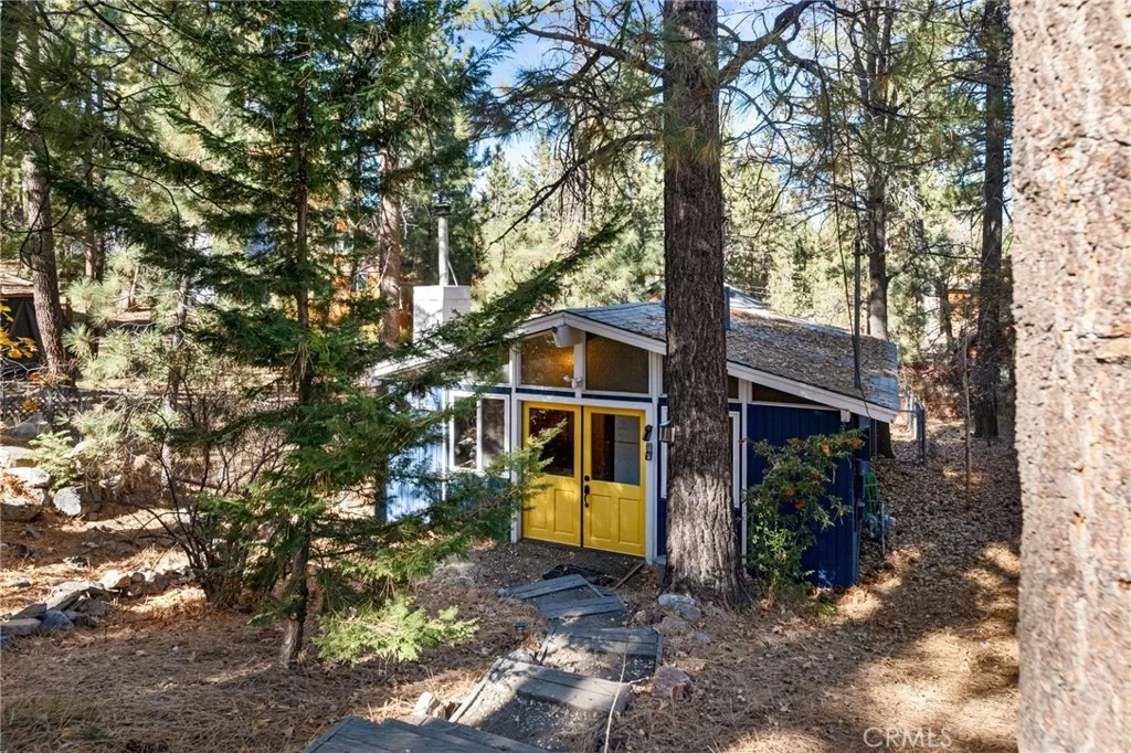 1141 W Alta Vista Avenue, Big Bear City, California 92314 home-pic-0
