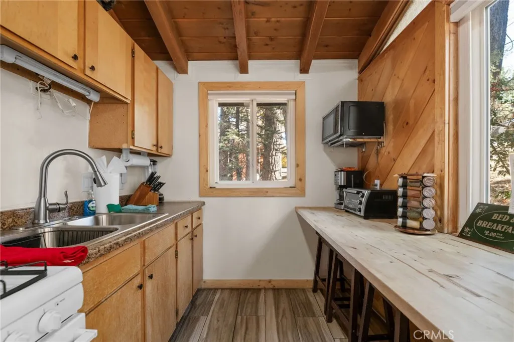 1141 W Alta Vista Avenue, Big Bear City, California 92314 home-pic-2