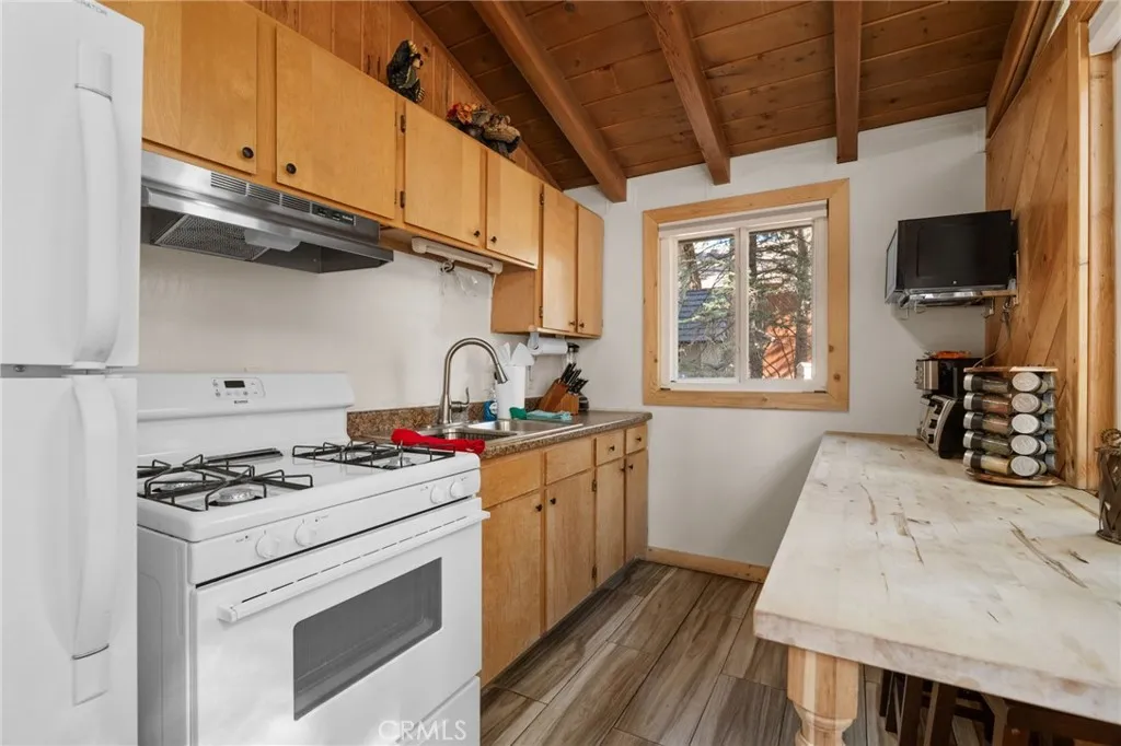 1141 W Alta Vista Avenue, Big Bear City, California 92314 home-pic-1