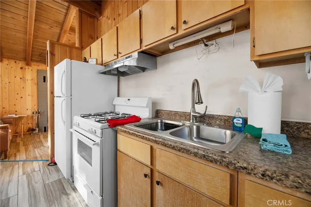 1141 W Alta Vista Avenue, Big Bear City, California 92314 home-pic-3