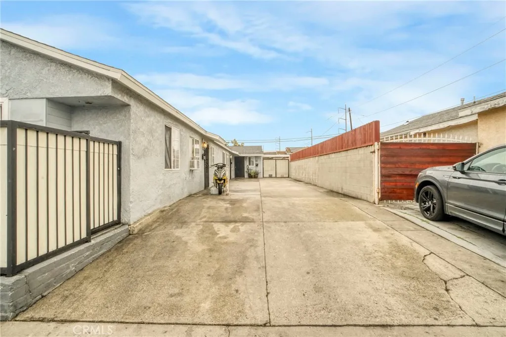 11509 Inglewood Avenue, Hawthorne, California 90250 home-pic-1