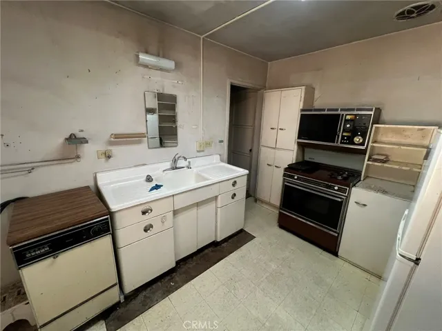 1060 E Route 66, Glendora, California 91740