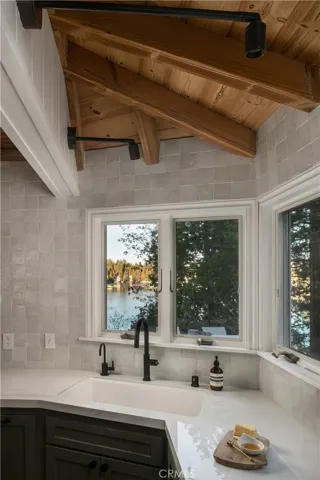 177 Rocky Point Road, Lake Arrowhead, California 92352