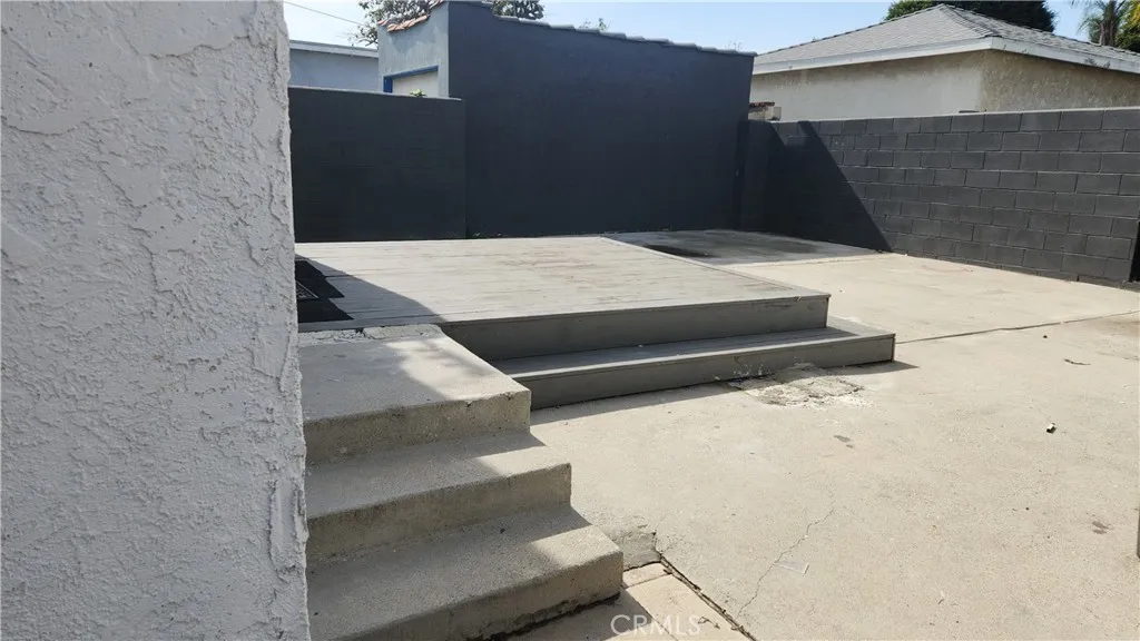 913 S Truro Avenue, Inglewood, California 90301 home-pic-17