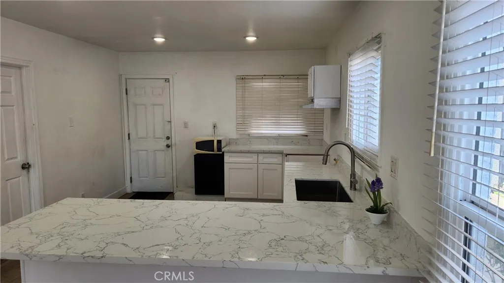 913 S Truro Avenue, Inglewood, California 90301 home-pic-6