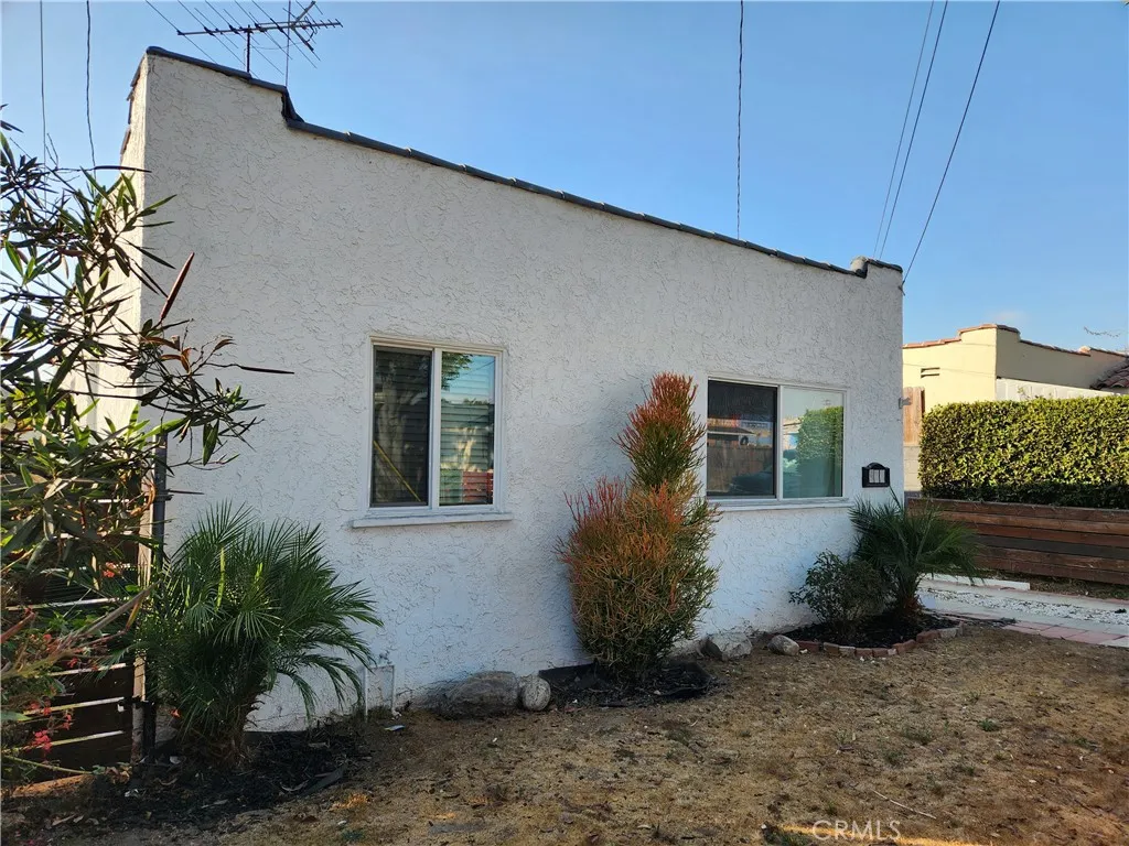 913 S Truro Avenue, Inglewood, California 90301 home-pic-1