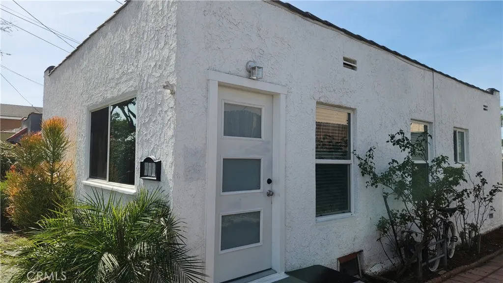 913 S Truro Avenue, Inglewood, California 90301 home-pic-2